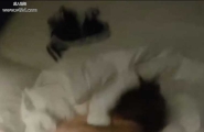 连续两根鸡巴都是无套操，最后都射在了脸上，这胸型也是很完美，不得不说男主真是太大