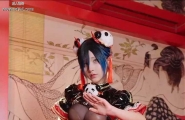 ❤️Cosplay 撕不开胸罩就上手扯开，那对大奶子弹出来晃得我鸡巴一跳一跳，现场看骚逼