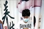 按摩店里的小哥哥被渣女弄得都害羞了，口交大鸡巴激情上位，猛女草的逼男的都刺激，浪叫呻吟淫语不断爆赞
