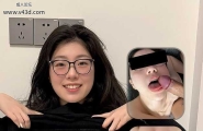 ❤️❤️火爆推荐美艳粉嫩骚货嘉倩！眼镜长发甜美妹子真空抬衣露奶灰丝翘臀❤️