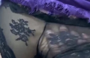紫色战袍风骚丈母娘，极品身材大奶。老婆出轨我怒气冲冲的跑来她家闹事，丈母娘穿着黑丝殷勤的帮我泄火，求原谅