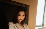 丹凤眼美女刘艾琳飒爽动人职场西装