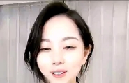 一线天甜美小姐姐看不出来这么淫荡，各种场景自慰，椅子上卫生间洗手台，尿尿再杯子里往身上倒