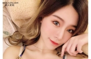 Molly深邃五官配上这身材！怎能不心动