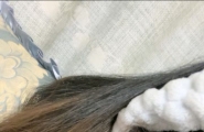 #主播 白色抹胸晚礼服，超短裙，大白屁股都是露在外面，丰满大奶子，侧面露出一线天道具插入粉穴