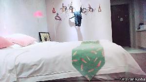 给老公酒店戴绿帽，巨乳美人妻，调情，玉足在裆下来回摩擦，性欲勃发，暴操高潮呻吟嗷嗷叫