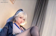 高颜值萌妹coser 白发制服大尺度写真 拍完来一段自拍勾引一下金主 白花花的巨乳真是诱