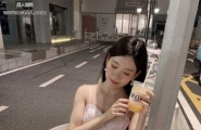 【大学生穿着粉色制服和黑丝露脸帮男人口交 乖巧的小嘴深喉吞屌 这波猛料直接安排！】