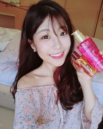 清纯外表下两粒乳弹炸出来迷人俏皮表露无遗曼曼
