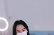#直播【#女神若溪】超漂亮~奶挺臀翘~贴屏扒逼直播秀尿~抠B自慰