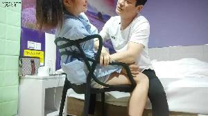 ❤️微胖人妻背着老公偷偷出来约会，被大哥一顿忽悠，强行脱掉裤子，刚想操老公来视频