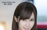 KojimaMinami坐在板凳上
