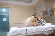 冒充出差客酒店约炮 同小区少妇胸大奶头坚挺，水还挺大对白有趣